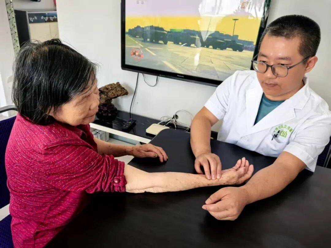 白衣步履勤 温情健康达