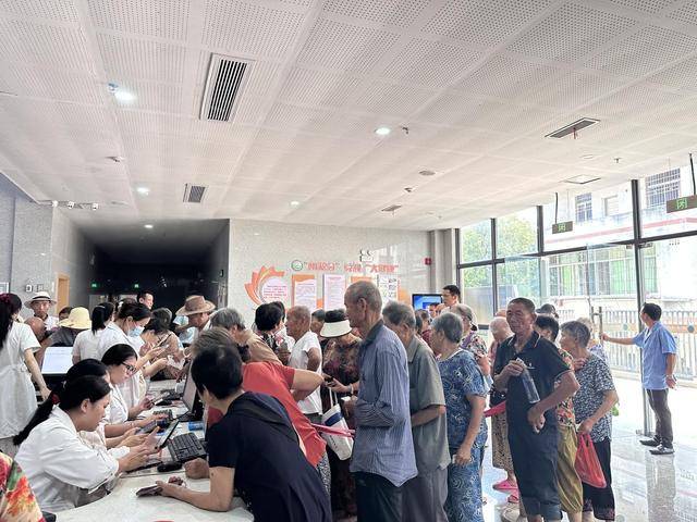 新增“双防线”专车接送暖人心